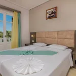Plaka Sungrace & לינה וארוחת בוקר 3*