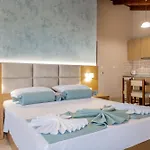 לינה וארוחת בוקר Plaka Sungrace & 3*